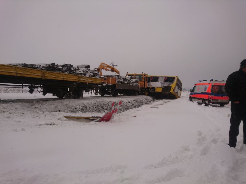 mt_gallery: Wypadek autokaru na przejeździe kolejowym w miejscowości Susiec.